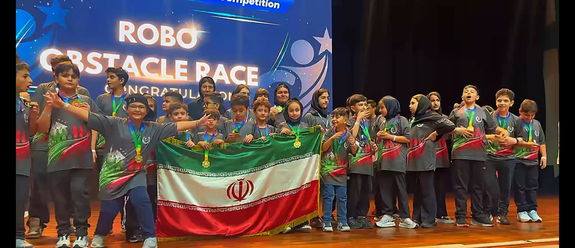 تیم کامل رباتیک ایران روی سن مسابقات