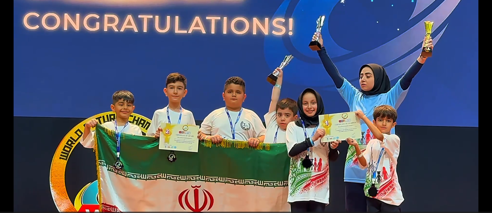 اعضای تیم ایران با جام و گواهی مقام