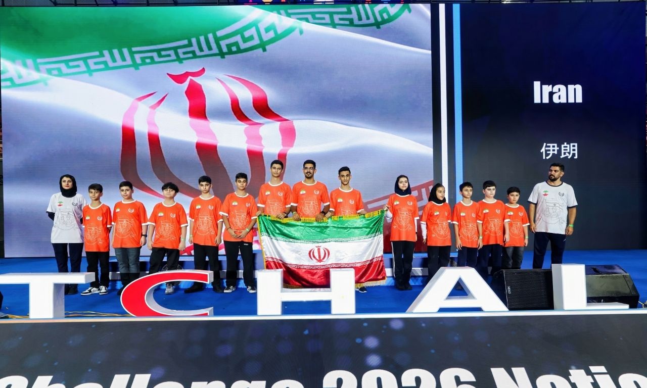 اعضای تیم رباتیک ایران با مدال در مسابقات مالزی